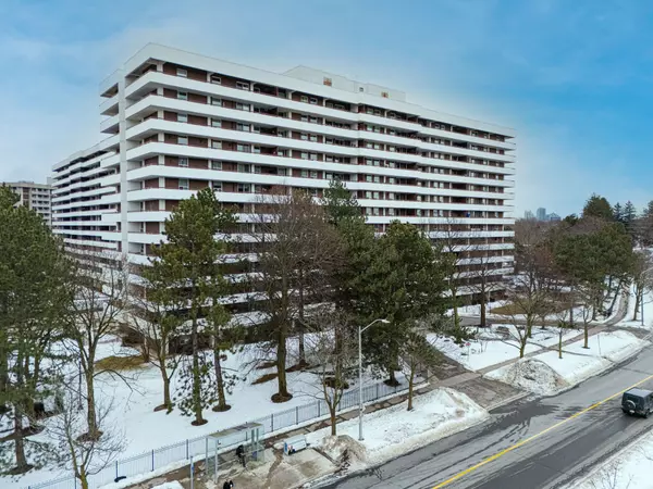 1 Royal Orchard BLVD #703, Markham, ON L3T 3C2