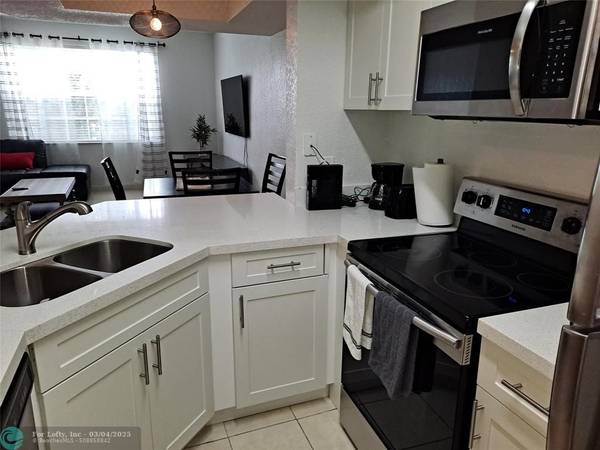 Sunrise, FL 33325,705 SW 148th Ave  #207