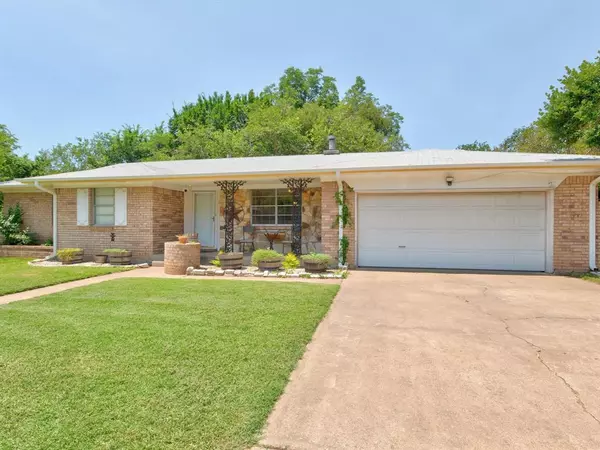 719 Lipan Drive, Granbury, TX 76048