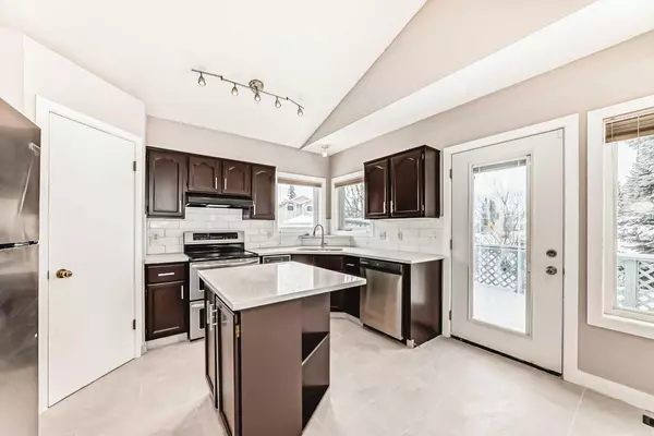 Calgary, AB T3G 3P1,372 Hawkstone Close Northwest