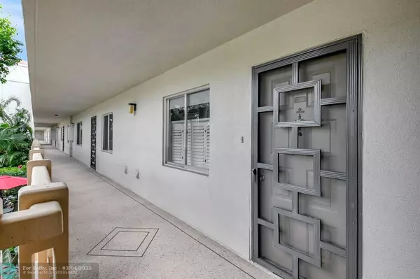 Delray Beach, FL 33446,6585 Kensington Lane  #208