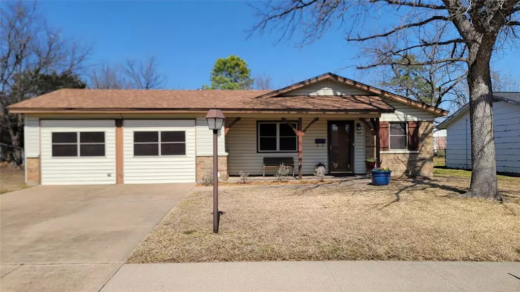 705 E Glendale Street, Crowley, TX 76036