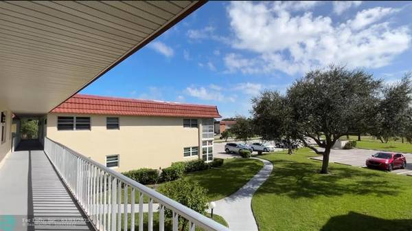 Vero Beach, FL 32962,102 Royal Oak Dr  #203