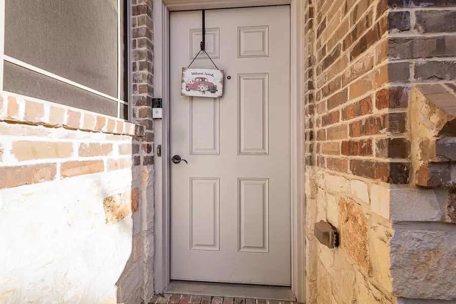 2940 Europa Drive, Grand Prairie, TX 75052