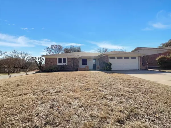 914 W Embercrest Drive, Arlington, TX 76017