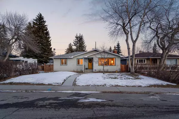 2232 38 ST Southwest, Calgary, AB T3E3E2