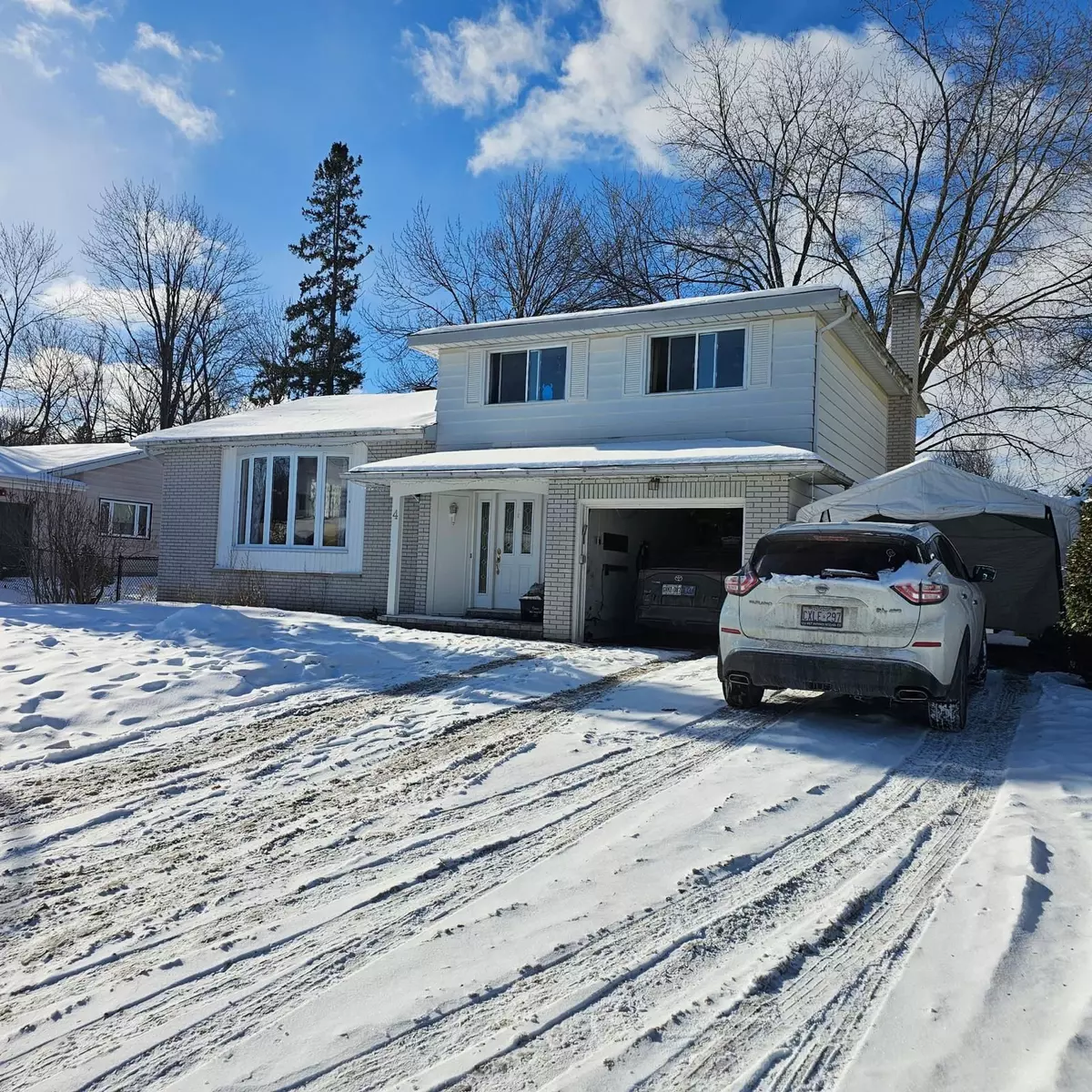 Blackburn Hamlet, ON K1B 3H2,4 PARKLANE CT