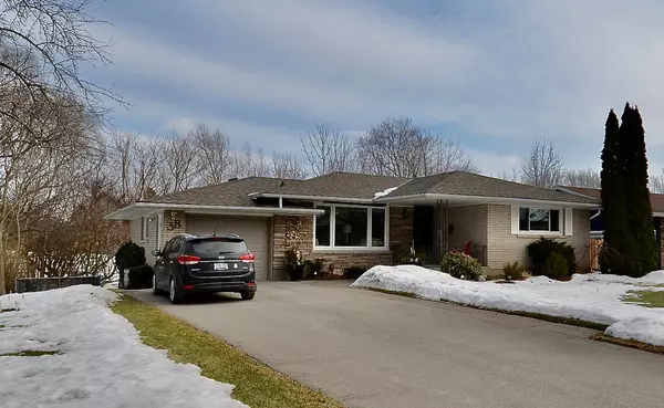 38 Strathcona DR, St. Catharines, ON L2M 2A9