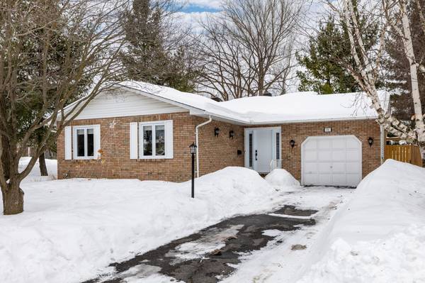 15 Bartley CRES, Barrhaven, ON K2J 1R9