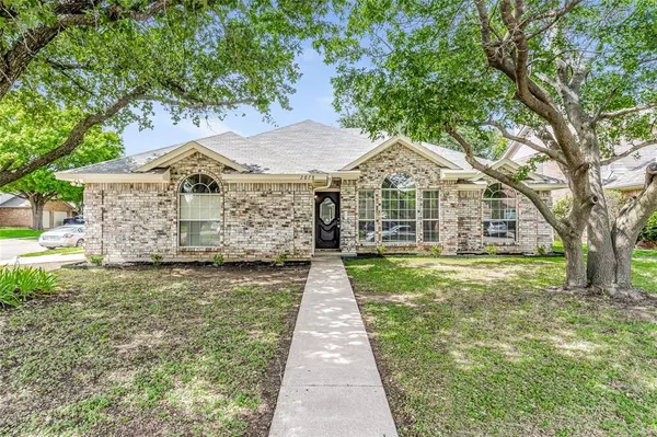 2878 Briar Hill Drive, Grand Prairie, TX 75052