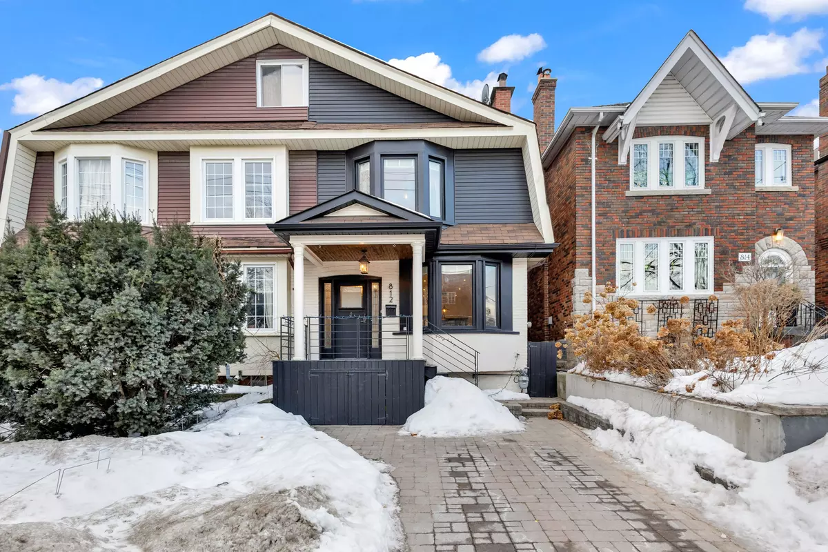 Toronto C04, ON M4R 1W7,812 Duplex AVE