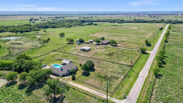 8016 Lights Ranch Road, Pilot Point, TX 76258