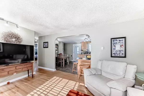 Calgary, AB T3B1M5,8836 33 AVE Northwest