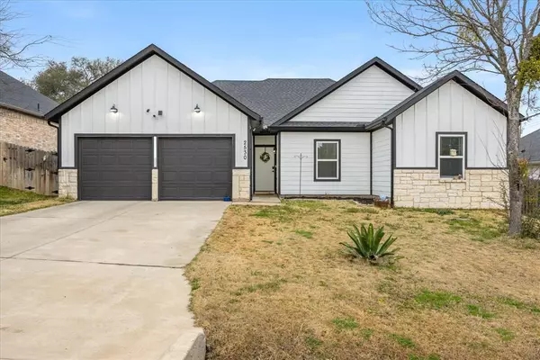 2530 Mercedes Street, Granbury, TX 76048