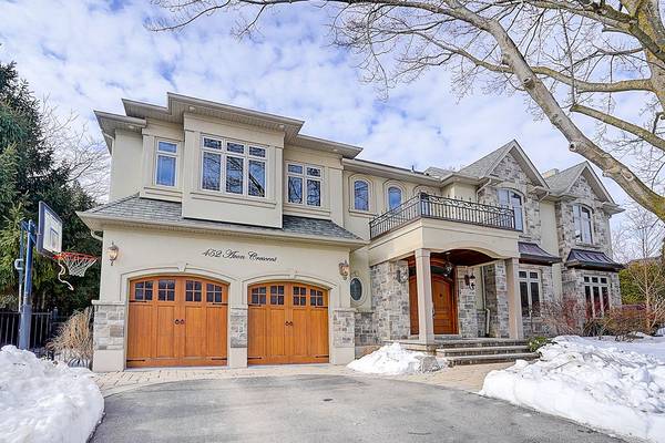 452 Avon CRES, Oakville, ON L6J 2T3