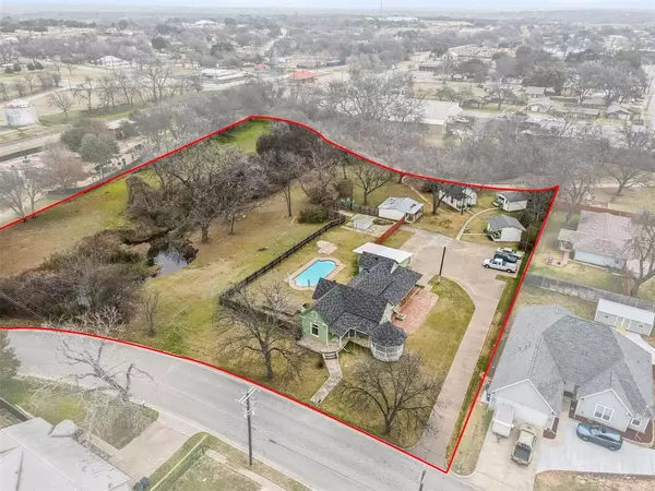 512 N Travis Street, Granbury, TX 76048