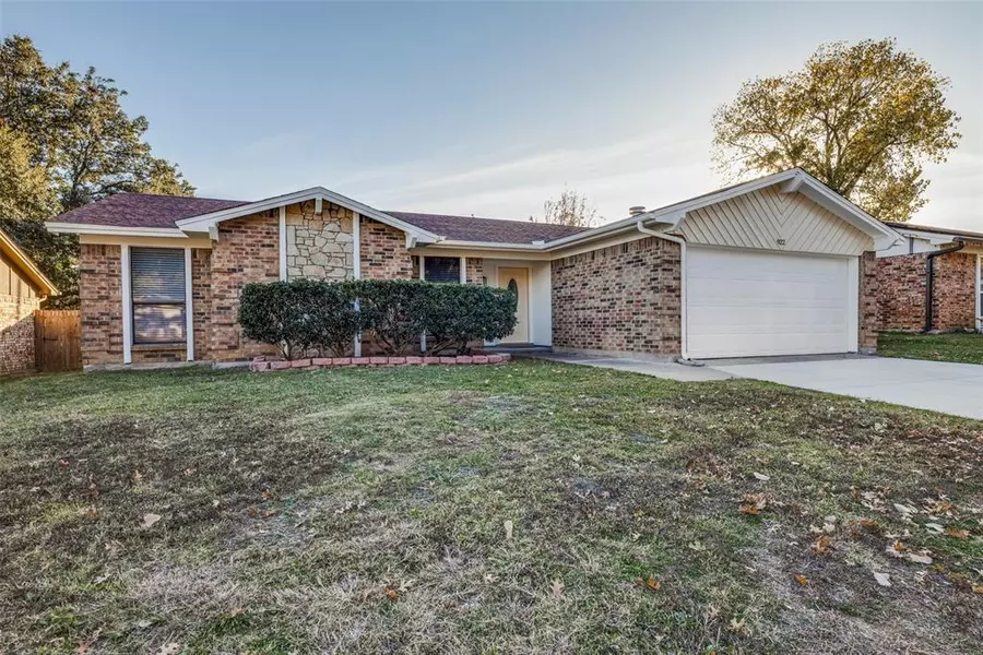 922 W Embercrest Drive, Arlington, TX 76017