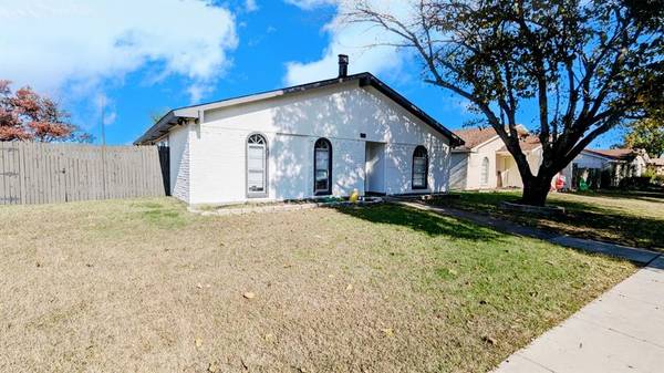 858 Pinehill Lane, Grand Prairie, TX 75052