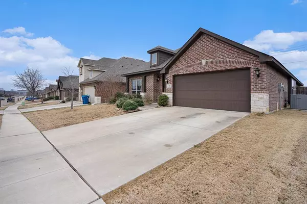 402 Shirley Drive, Alvarado, TX 76009