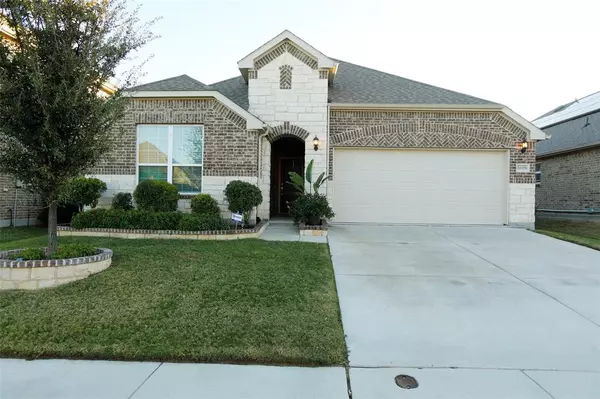 1009 Pinnacle Breeze Drive, Fort Worth, TX 76052