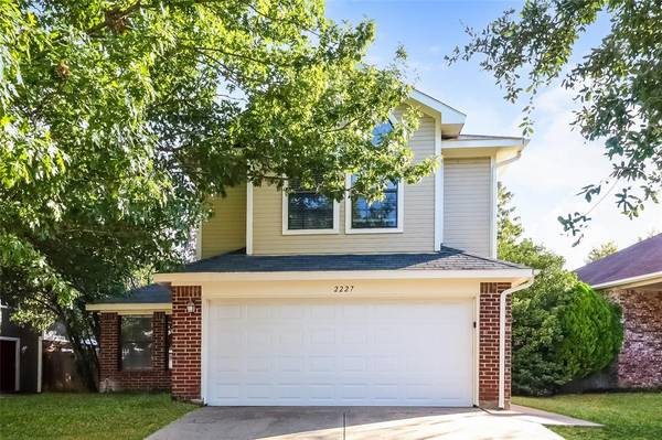 2227 Turf Club Drive, Arlington, TX 76017