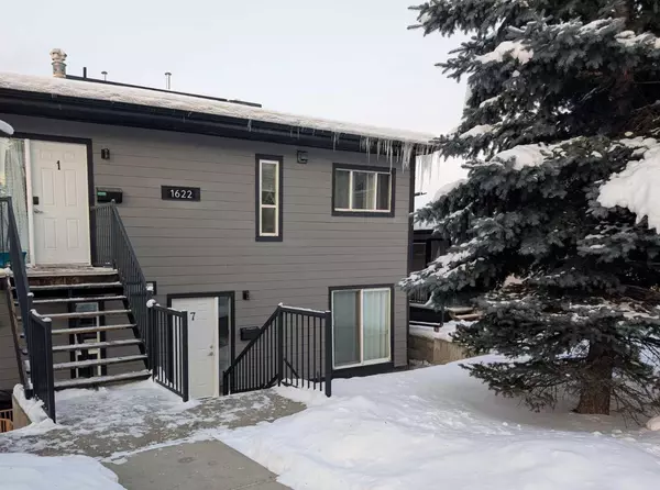 1622 28 AVE Southwest #4, Calgary, AB T2T 1J4