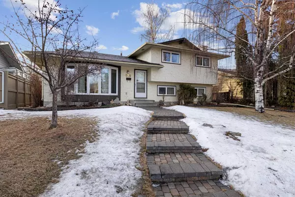 928 Lake Twintree CRES Southeast, Calgary, AB T2J 2W3