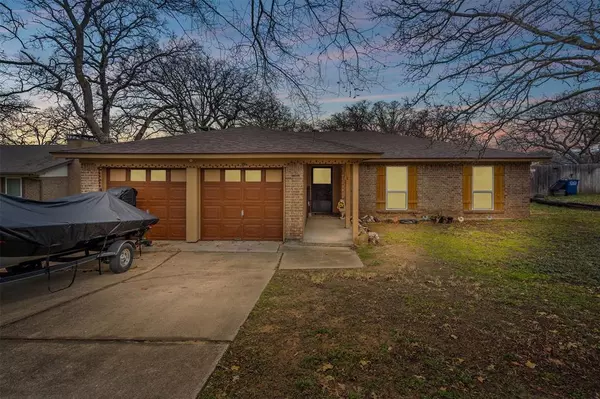 724 Timberoaks Drive, Azle, TX 76020