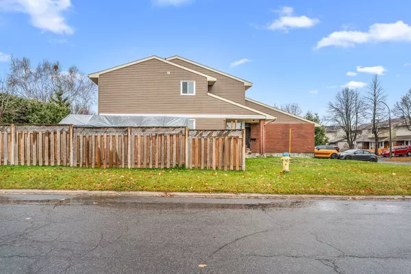 Cyrville - Carson Grove - Pineview, ON K1B 5K8,1631 SAXONY CRES