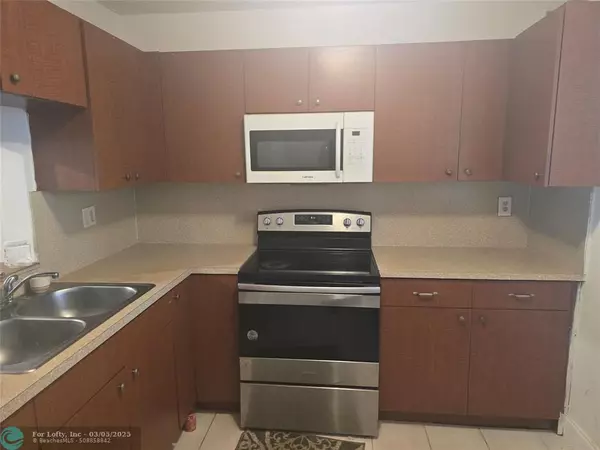 Lauderdale Lakes, FL 33311,2800 Somerset Dr  #203j