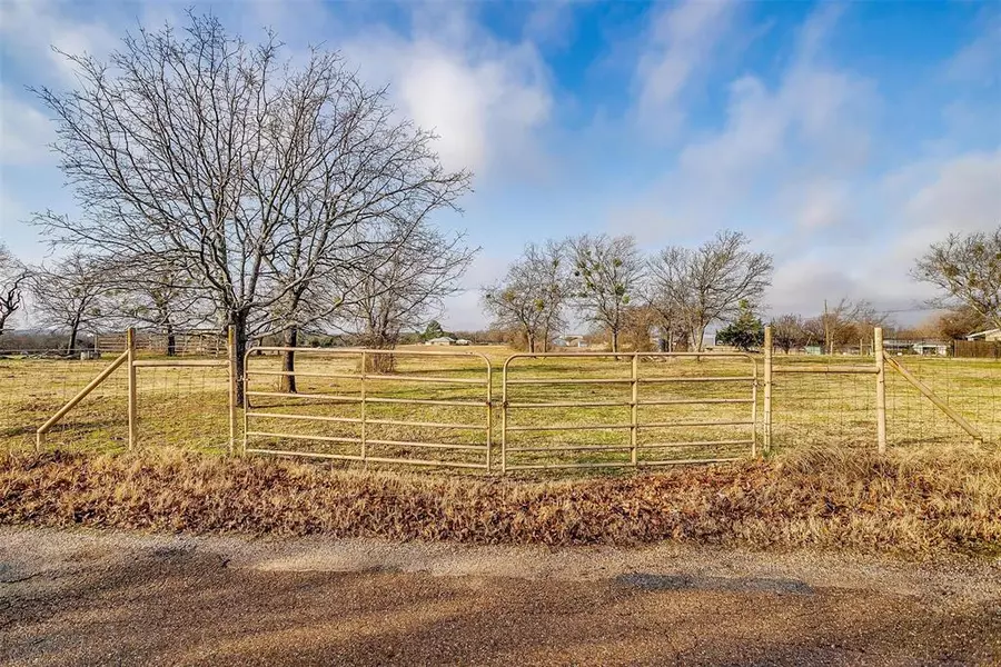 900 S Briaroaks Road, Cleburne, TX 76031