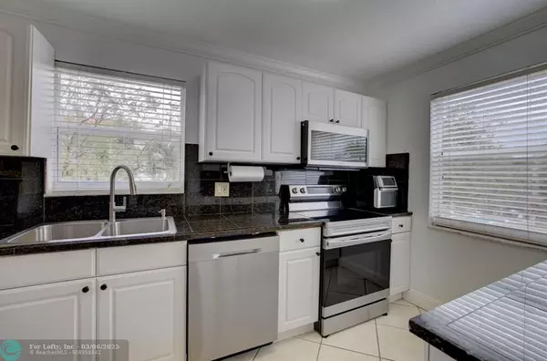 Lauderhill, FL 33319,3551 Inverrary Dr  #312