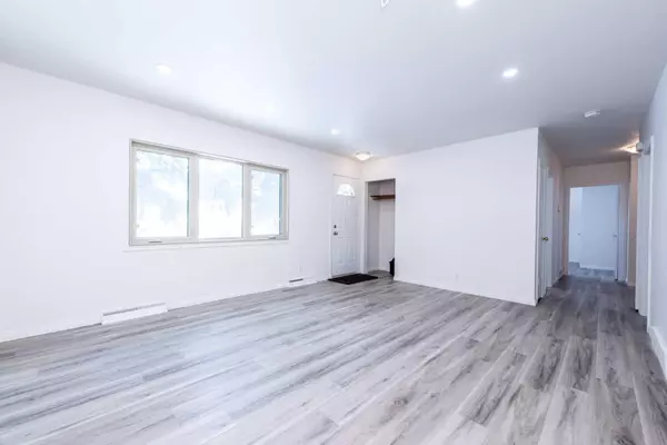 Calgary, AB T2B 1A8,2423 39 ST Southeast