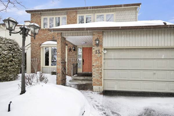 13 Melville DR, Barrhaven, ON K2J 2B7