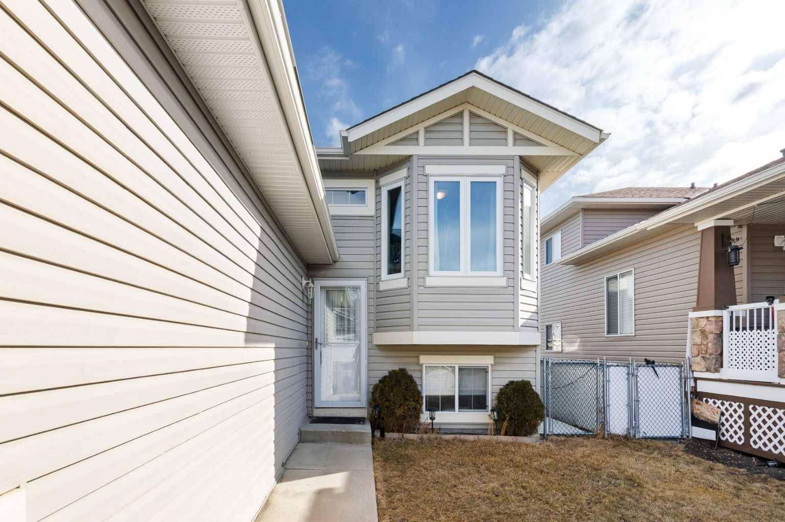 Airdrie, AB T4B 3E1,555 Stonegate WAY NW