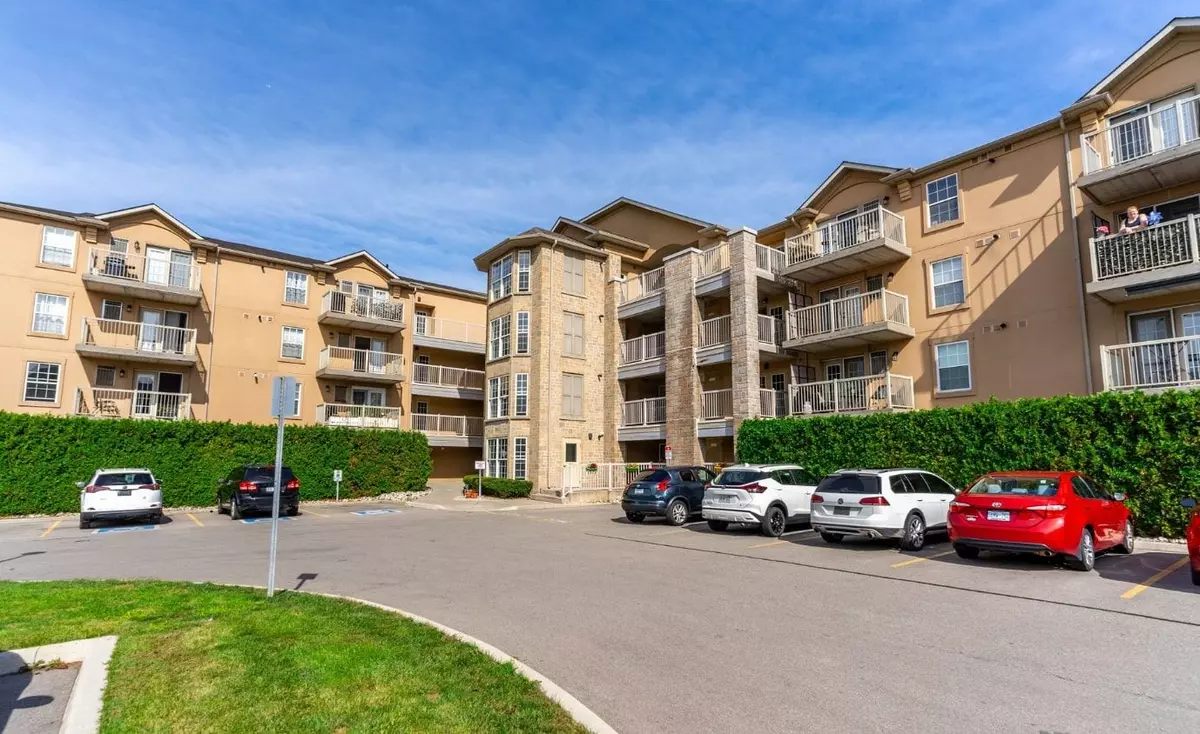 Oakville, ON L6M 4N4,1480 Bishops Gate #407