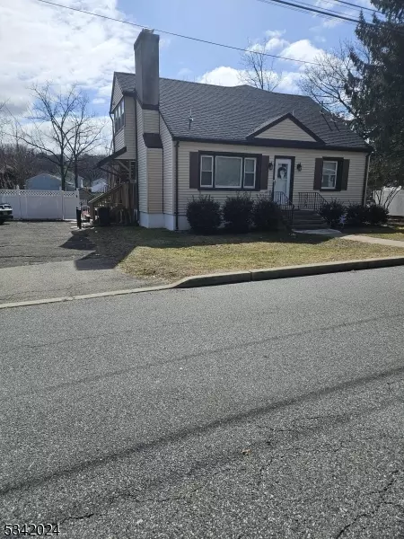 29 Oak St #B, Bloomingdale Boro, NJ 07403