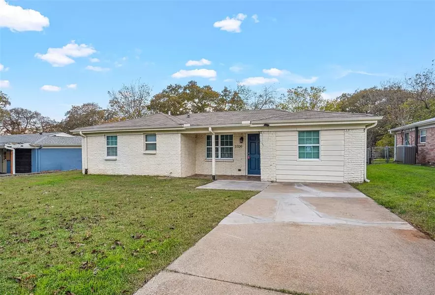 3709 Delaware Trail, Lake Worth, TX 76135