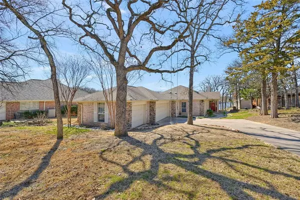 202 Kiowa Drive E, Lake Kiowa, TX 76240