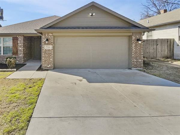 716 E Davis Avenue, Fort Worth, TX 76104