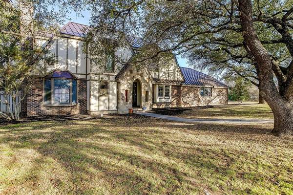 907 Country Club Road, Cleburne, TX 76033