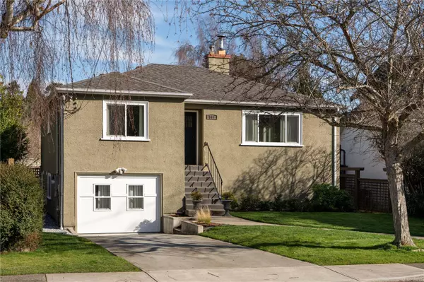 551 Oliver St, Oak Bay, BC V8S 4W2