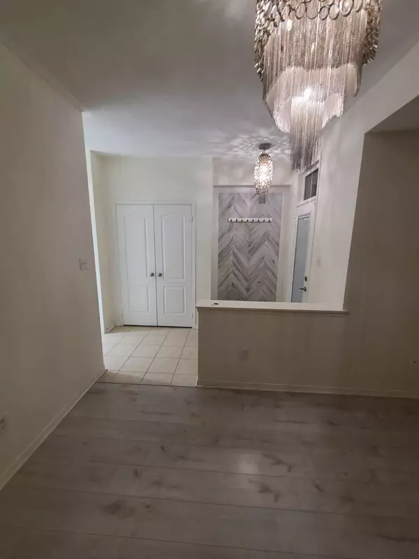 Mississauga, ON L5M 0M1,3215 Thomas ST #5