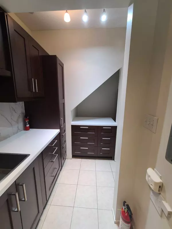 Mississauga, ON L5M 0M1,3215 Thomas ST #5