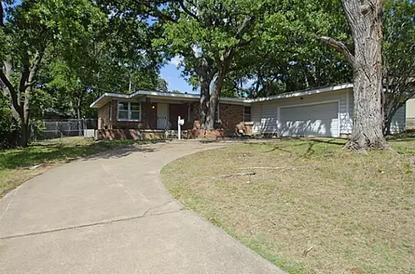 524 Hurstview Drive, Hurst, TX 76053