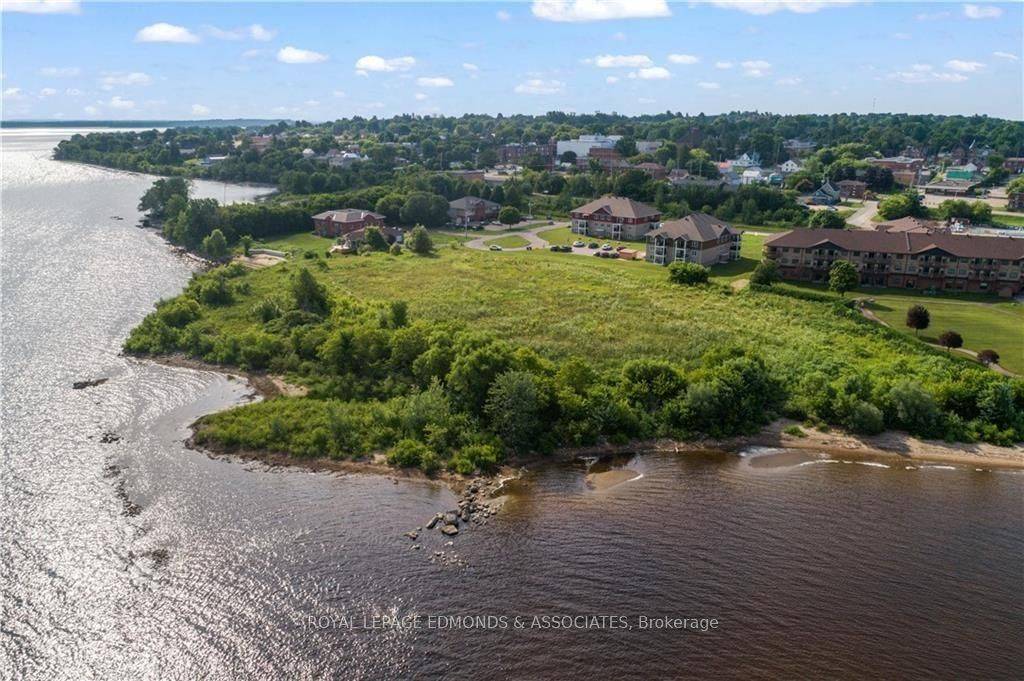 Pembroke, ON K8A 1M1,00 Maple AVE N