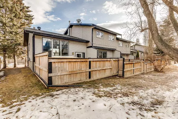 51 Big Hill WAY Southeast #9, Airdrie, AB T4A 1M7