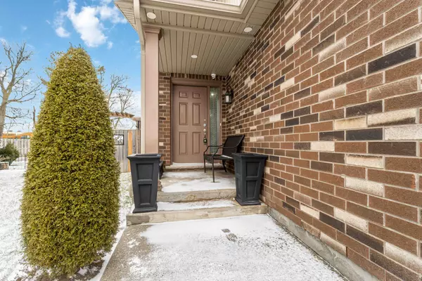 Niagara Falls, ON L2H 0J3,8481 Jennifer CRES