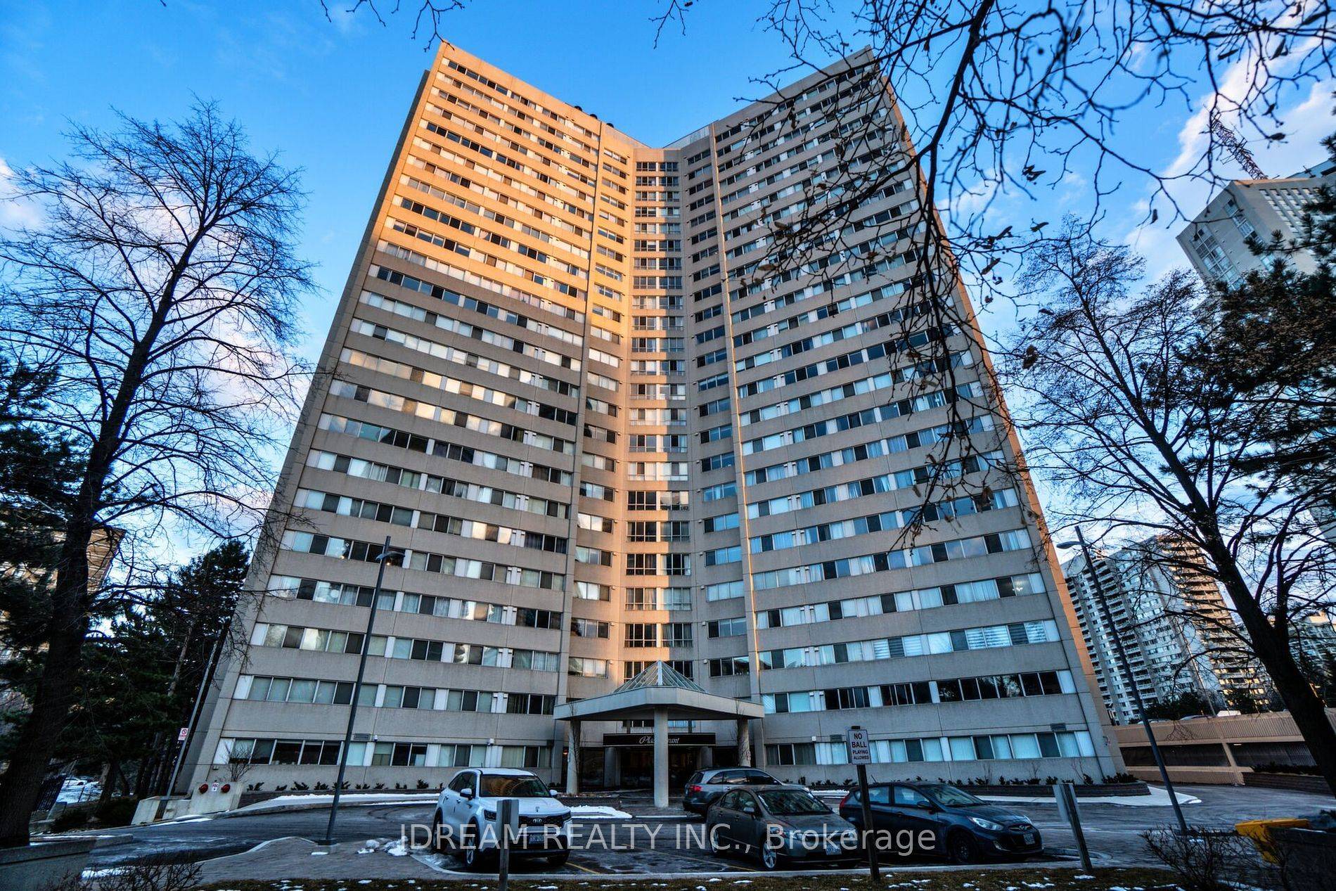 Mississauga, ON L5A 4B8,3700 Kaneff CRES #211