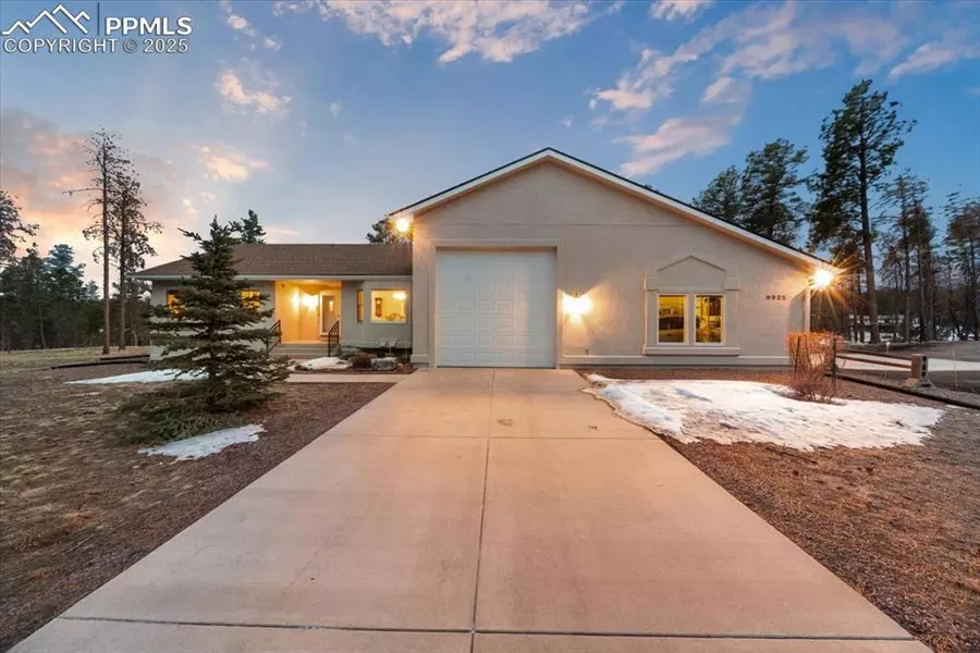 9925 Chipmunk LN, Colorado Springs, CO 80908